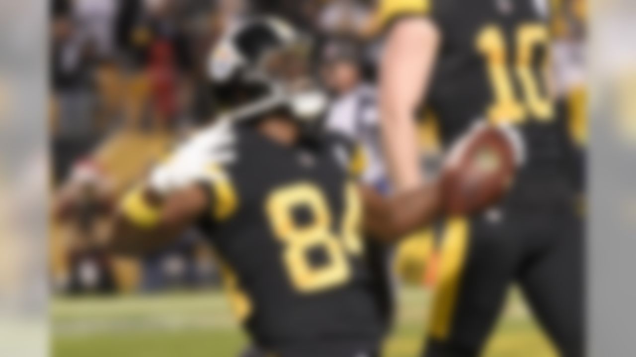 Pittsburgh Steelers' Antonio Brown (84) runs past Cincinnati