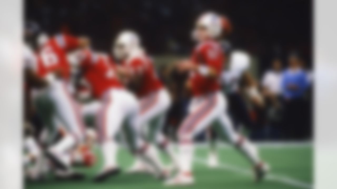 New England Patriots quarterback Tony Eason (11) throws a pass during the NFL Super Bowl XX football game against the Chicago Bears on January 26, 1986 in New Orleans, LA. (AP Photo/Paul Spinelli)