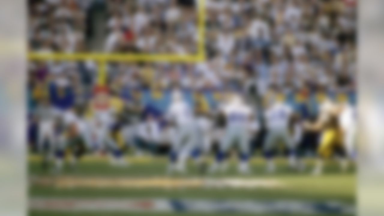 Hall of Fame quarterback Troy Aikman (8) of the Dallas Cowboys throws a pass during the Super Bowl XXX at Sun Devil Stadium in Tempe, AZ on January 28, 1996. (National Football League)