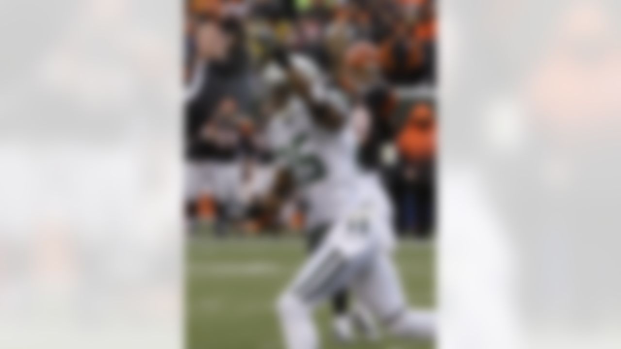 New York Jets safety Kerry Rhodes (25) celebrates after the Jets recovered a fumble against Cincinnati Bengals in the first half of an NFL wild-card playoff football game, Saturday, Jan. 9, 2010, in Cincinnati. (AP Photo/Al Behrman)