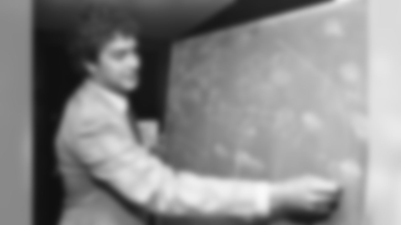 University of Pittsburgh quarterback Dan Marino draws up a play on a blackboard at a press conference, Sept. 24, 1981, Pittsburgh, Pa. Marino has just set new school records for passing. (AP Photo/Keith B. Srakocic)