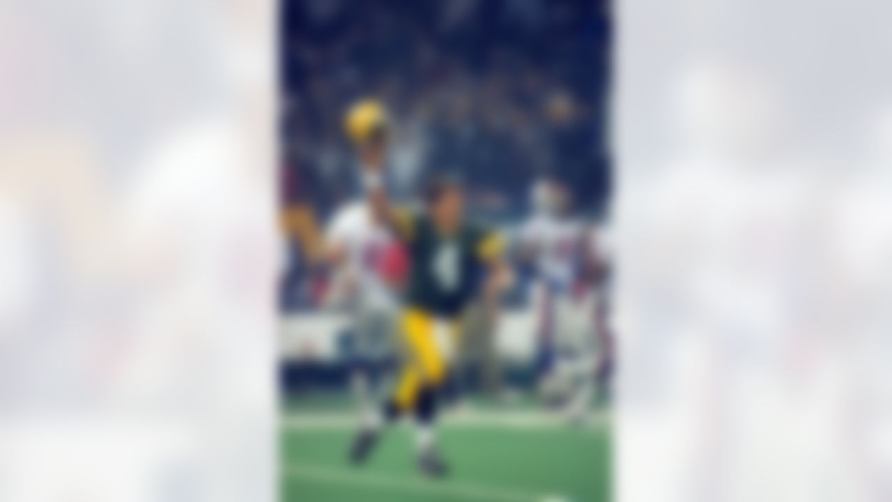 Green Bay Packers QB Brett Favre during the Super Bowl XXXI against the New England Patriots played on January 26, 1997 at the Louisiana Superdome in New Orleans, Louisiana. (AP Photo/Tom DiPace)