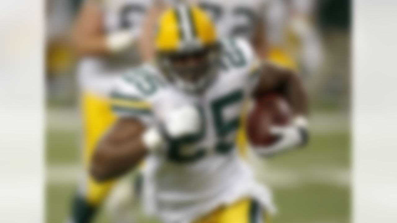 DETROIT - NOVEMBER 22: Ryan Grant #25 of the Green Bay Packers looks for running room during a game against the Detroit Lions at Ford Field November 22, 2007 in Detroit, Michigan. Green Bay won the game 37-26. (Photo by Gregory Shamus/Getty Images)
