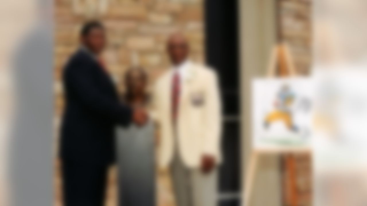 Eric Dickerson is inducted into the Pro Football Hall of Fame in this 1999 photo. (Pro Football Hall of Fame)