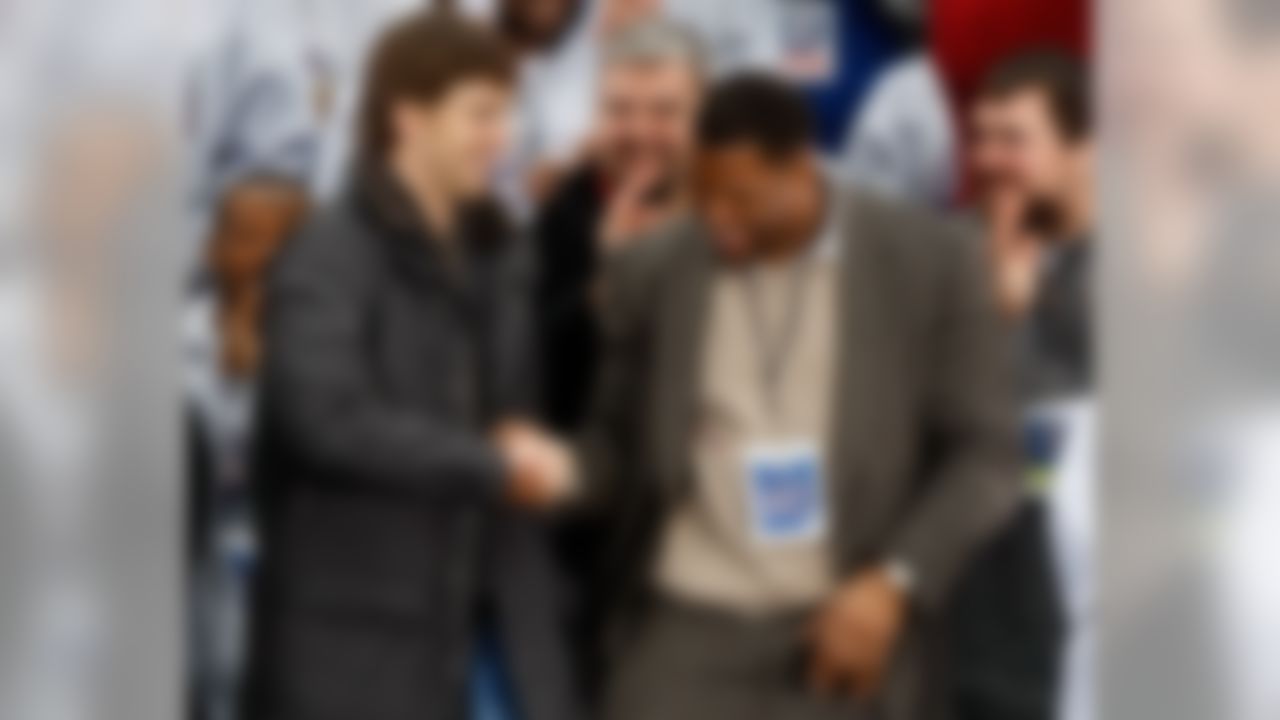 NEW YORK - FEBRUARY 05: Quarterback Eli Manning shakes hands with Michael Strahan during the New York Giants Super Bowl XLII victory parade reception at City Hall February 5, 2008 in New York City. (Photo by Nick Laham/Getty Images)