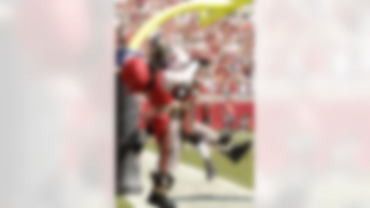 Tight end Alex Smith #81 of the Tampa Bay Buccaneers celebrates a touchdown catch against the Cincinnati Bengals at Raymond James Stadium on October 15, 2006 in Tampa, Florida. Photo by Getty Images.