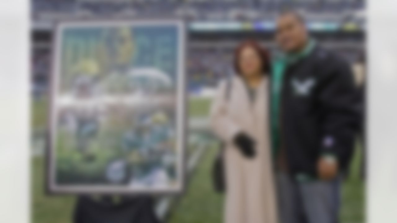 PHILADELPHIA - DECEMBER 9: Former running back Duce Staley of the Philadelphia Eagles and his mother Tina pose for a photograph at half-time during the game against the New York Giants on December 9, 2007 at Lincoln Financial Field in Philadelphia, Pennsylvania. Staley retired as an Eagles and was presented with a the poster as a gift. The Giants won 16-13. (Photo by Drew Hallowell/Getty Images)