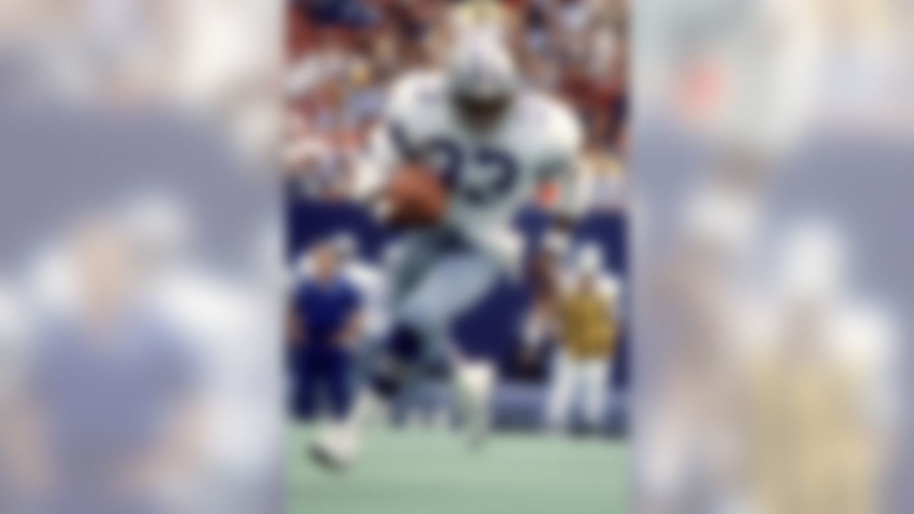 Running back Tony Dorsett #33 of the Dallas Cowboys runs upfield against the New York Giants at Giants Stadium on September 10, 1978 in East Rutherford, New Jersey. The Cowboys defeated the Giants 34-24. (Fred Roe/NFL Photos)
