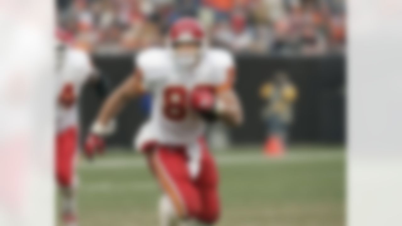 Kansas City Chiefs tight end Tony Gonzalez (88) heads for the end zone after a touchdown catch against the Cleveland Browns in an NFL football game Sunday, Dec. 3, 2006, in Cleveland. (AP Photo/Mark Duncan)