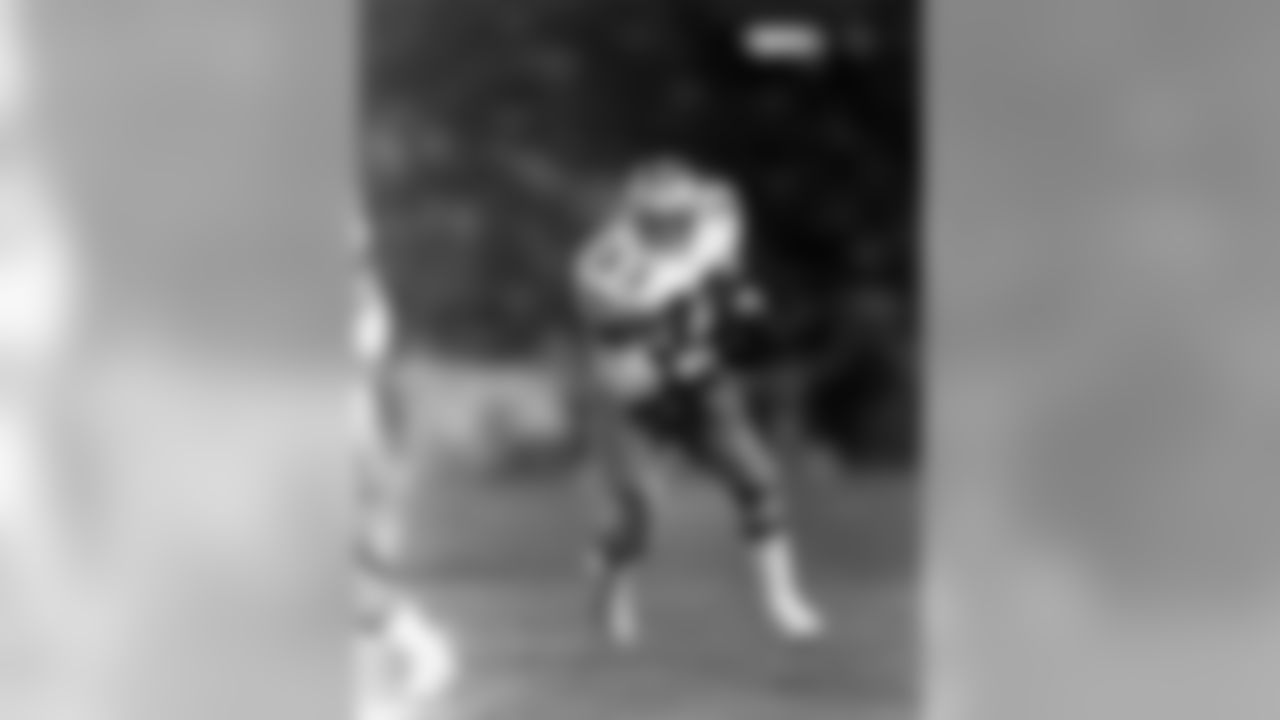 Dallas Cowboys Hall of Fame running back Tony Dorsett (33) became the 4th running back to surpass the 12,000 yard mark for rushing in a victory over the Los Angeles Rams 29-21 on December 21, 1987 at Texas Stadium in Irving, Texas. (National Football League)