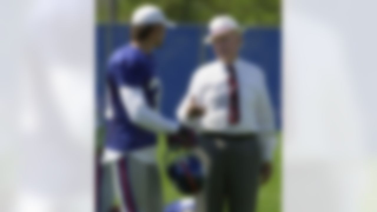 New York Giants owner Wellington Mara talks with Giants cornerback Jason Sehorn following practice in East Rutherford, N.J. Thursday, Sept. 13, 2001. (AP Photo/Daniel Hulshizer)