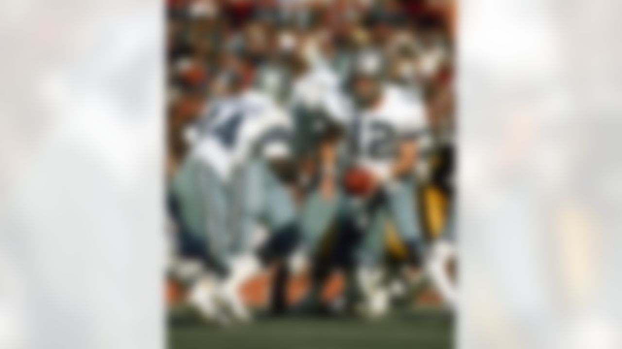 Dallas Cowboys quarterback Roger Staubach (12) hands off to fullback Robert Newhouse (44) in Super Bowl X against the Pittsburgh Steelers at the Orange Bowl in Miami, Florida on January 18, 1976. (AP Photo/Vernon Biever)
