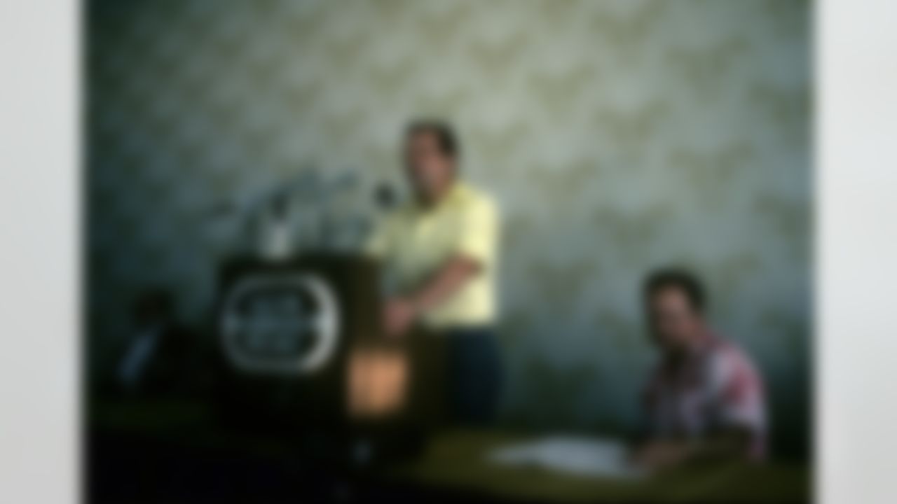 Pro Football Hall of Fame inductee Sam Huff answers questions at a press conference the day before the NFL Pro Bowl, a 16-13 AFC victory on January 31, 1982, at Aloha Stadium in Honolulu, Hawaii. (National Football League)