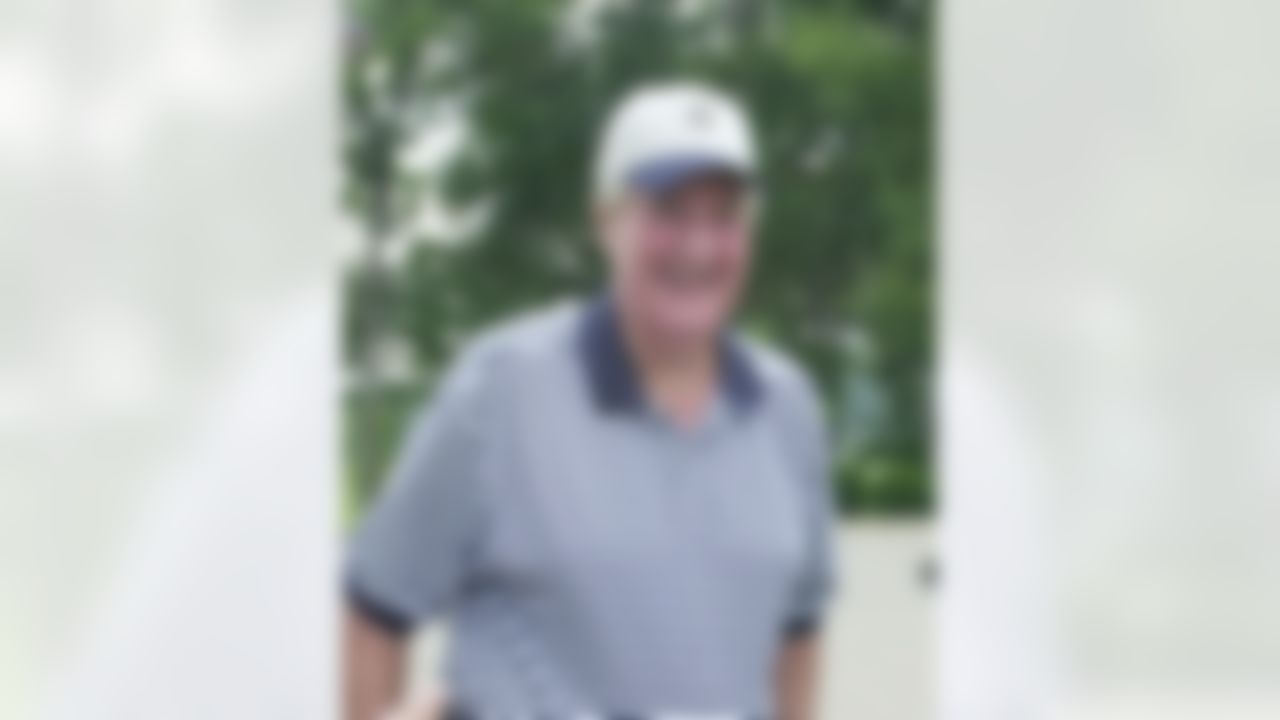 Sports newscaster Pat Summerall smiles in Little Rock, Ark. on July 22, 2002, during the Pat Summerall Celebrity Classic golf tournament. (AP Photo/Spencer Tirey)