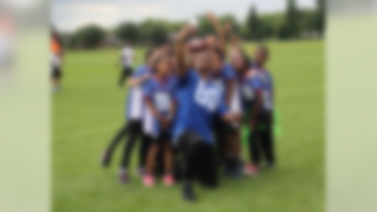 New York Giants wide receiver Victor Cruz takes a 'selfie' with children during the NFL UK Summer Bowl at the King's House Sports Ground in Chiswick on July 13, 2016. (Sean Ryan/NFL)