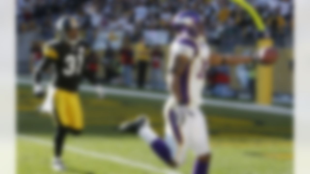 Minnesota Vikings' Percy Harvin, right, returns a kickoff 88 yards for a touchdown past Pittsburgh Steelers' Keiwan Ratliff in the fourth quarter of the NFL football game in Pittsburgh, Oct. 25, 2009. The Steelers won 27-17. (AP Photo/Keith Srakocic)