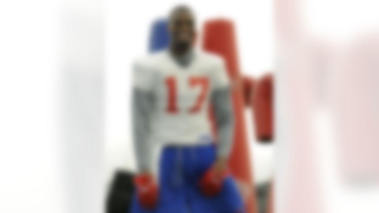 New York Giants wide receiver Plaxico Burress smiles during NFL football practice for Sunday's playoff game against the Dallas Cowboys Thursday, Jan. 10, 2008 in East Rutherford, N.J. (AP Photo/Bill Kostroun)