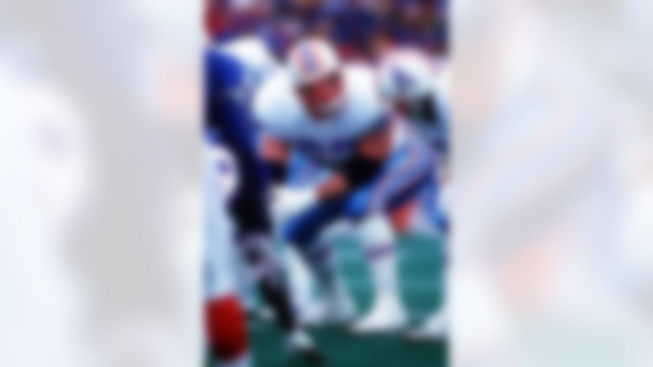 3 JAN 1993: HOUSTON GUARD MIKE MUNCHAK TALKS WITH HIS OFFENSIVE TACKLE DURING THE OILERS 41-38 LOSS TO THE BUFFALO BILLS IN THE 1992 PLAYOFFS. (Rick Stewart / ALLSPORT / Getty Images)