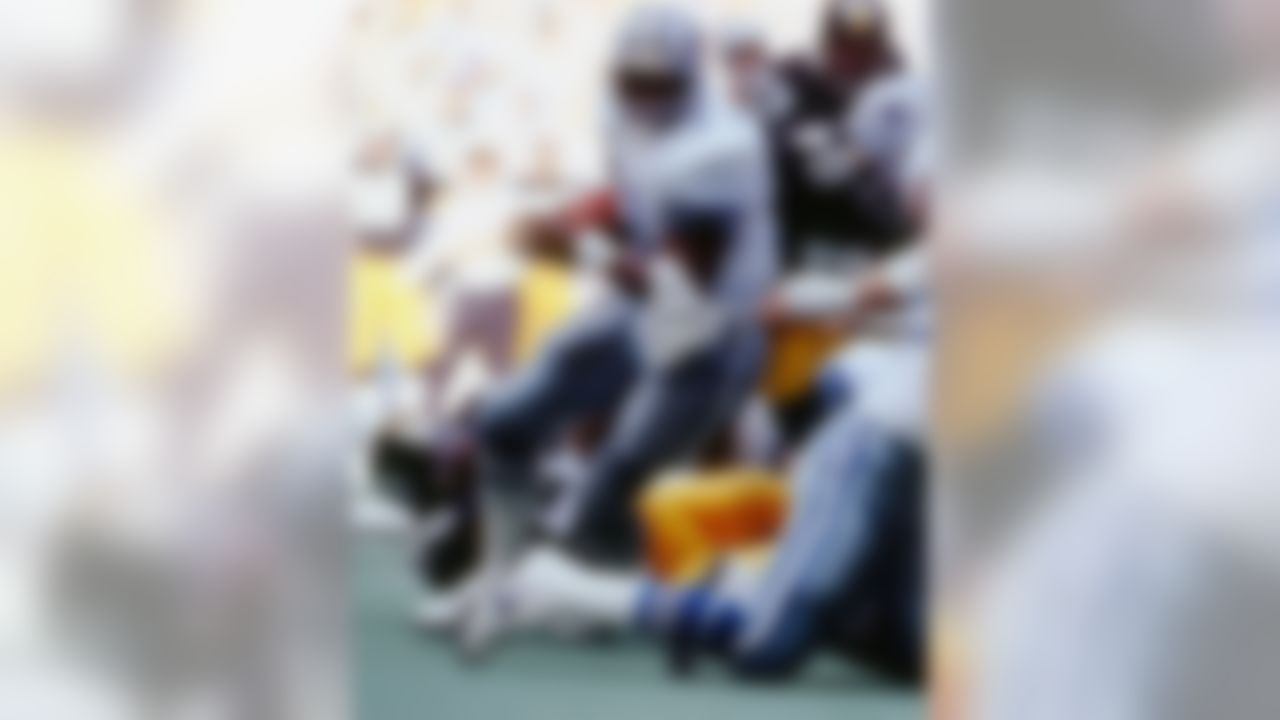 Dallas Cowboys Hall of Fame running back Tony Dorsett (33) runs upfield during game against the Pittsburgh Steelers at Texas Stadium in Irving, Oct. 13, 1985. The Cowboys defeated the Steelers 27-13. (National Football League)
