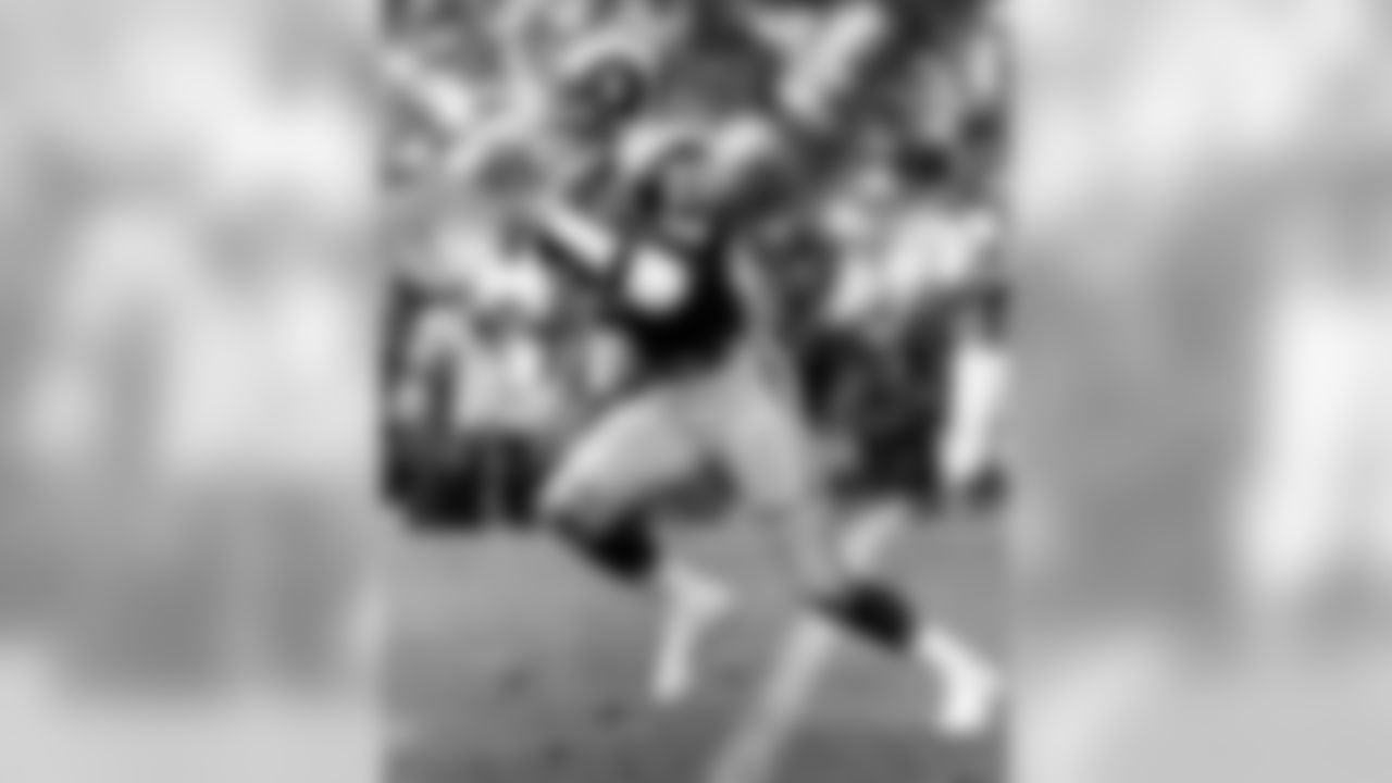 Hall of Fame running back Eric Dickerson (29) of the Los Angeles Rams carries the football during the Rams 28-14 loss to the San Francisco 49ers on October 27, 1985 at Anaheim Stadium in Anaheim, California. (National Football League)