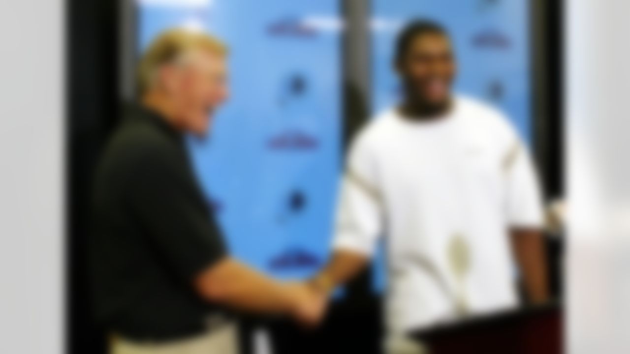 Washington Redskins first-round draft pick Sean Taylor, right, shakes hands with head coach Joe Gibbs during a news conference, Tuesday, July 27, 2004, at the Redskins Park in Ashburn, Va., after Taylor signed a seven-year contract with the team. (AP Photo/Manuel Balce Ceneta)