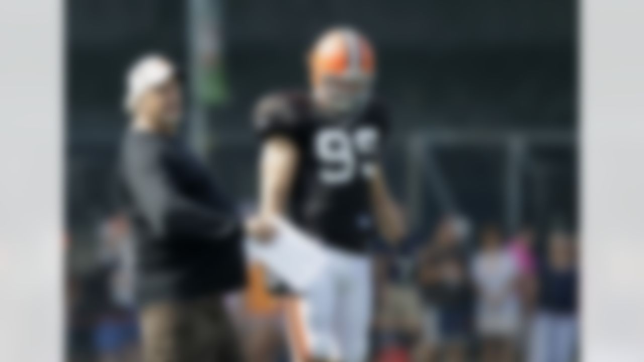 Cleveland Browns defensive coordinator Rob Ryan, left, watches an NFL football training camp practice with linebacker Scott Fujita (99) Tuesday, Aug. 10, 2010, in Berea, Ohio. (AP Photo/Mark Duncan)