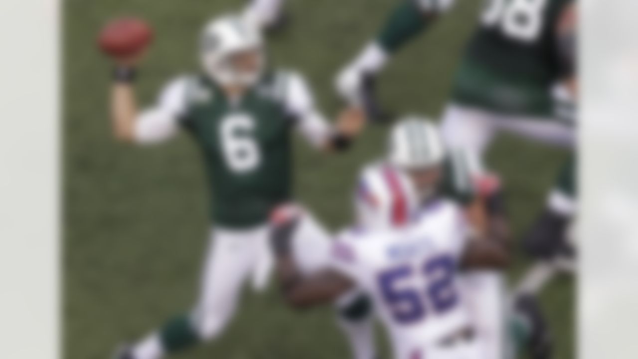 El quarterback de los Jets de Nueva York Mark S�nchez (6) lanza un pase de touchdown a Plaxico Burress en el partido de la NFL contra los Bills de Buffalo el domingo 27 de noviembre de 2011
(AP Foto/Julio Cortez)