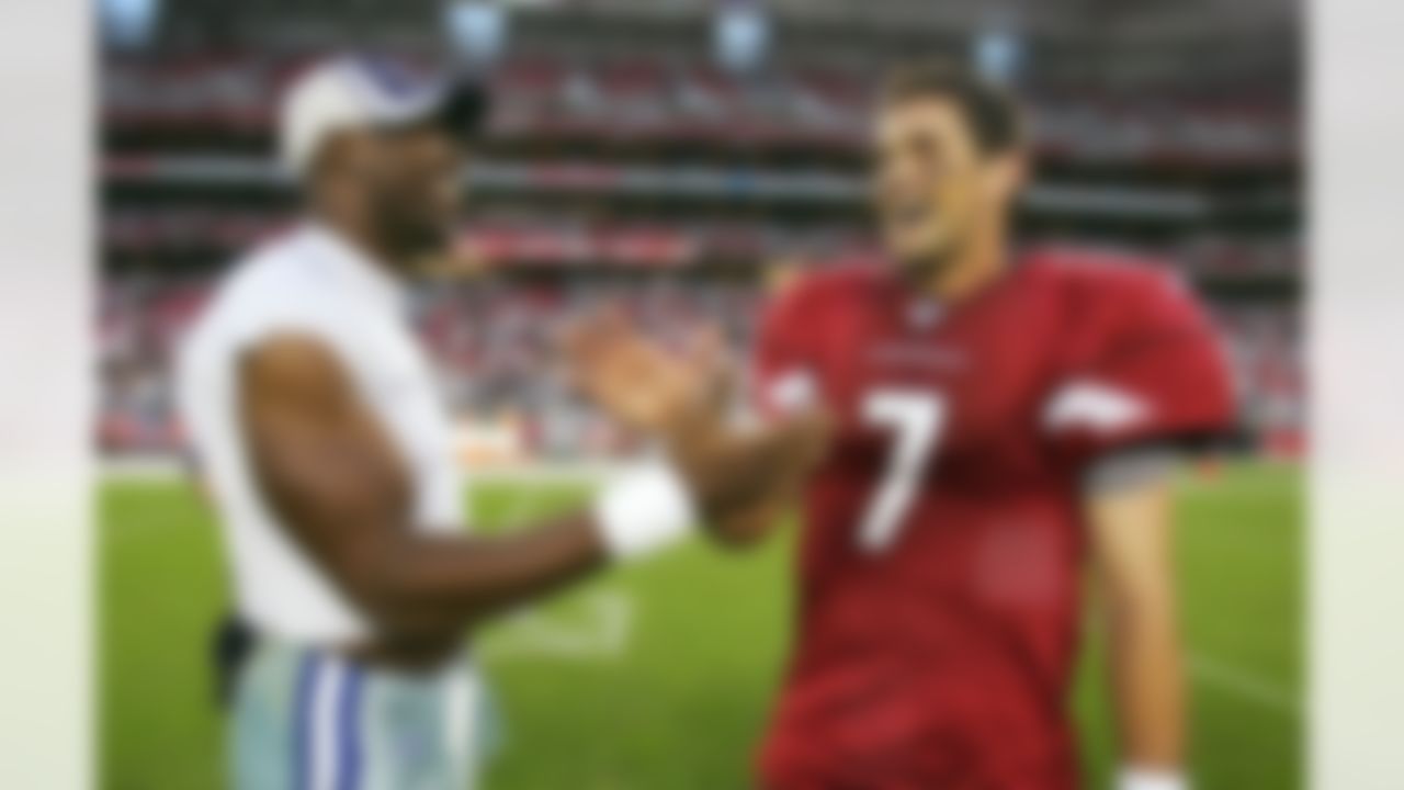 GLENDALE, AZ - NOVEMBER 12: Quarterback Matt Leinart #7 of the Arizona Cardinals shakes hands with Terrell Owens #81 of the Dallas Cowboys after the game on November 12, 2006 at University of Phoenix Stadium in Glendale, Arizona. The Cowboys defeated the Cardinals 27-10. (Photo by Robert Laberge/Getty Images)