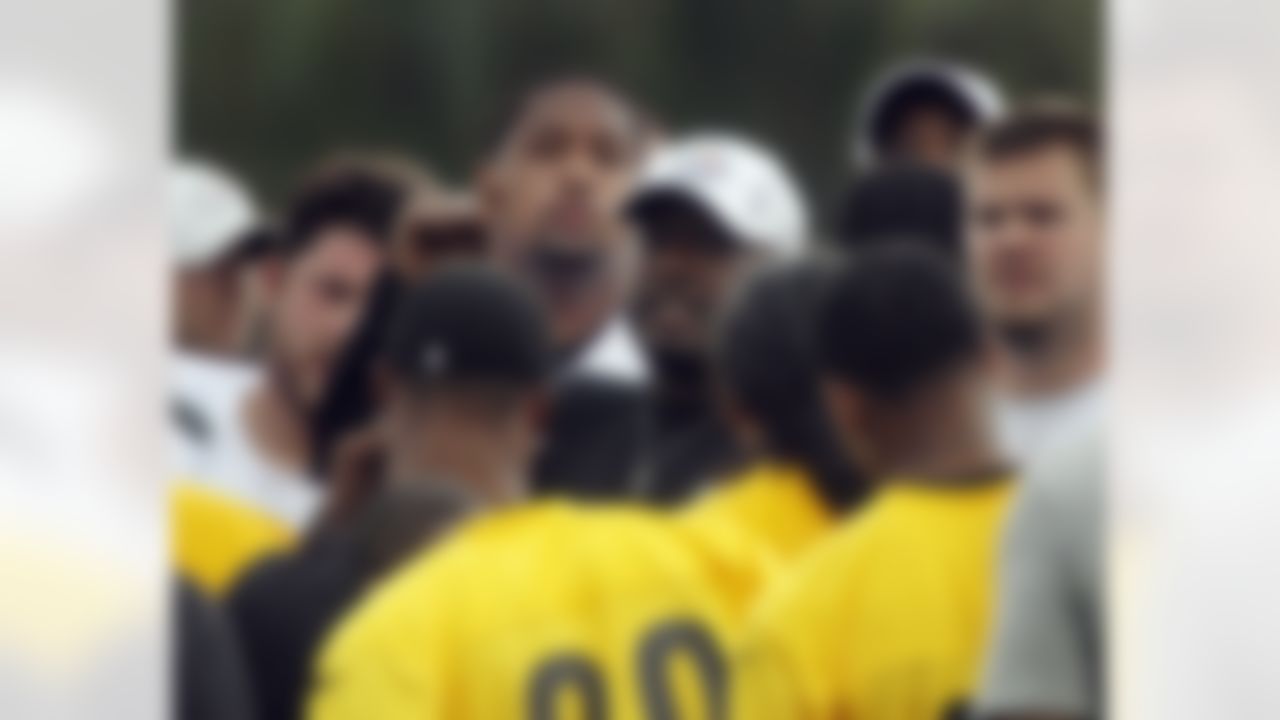 Pittsburgh Steelers head coach Mike Tomlin, center, talks with his team after practice at the NFL football training camp in Latrobe, Pa., Thursday, July 26, 2012. (AP Photo/Keith Srakocic)