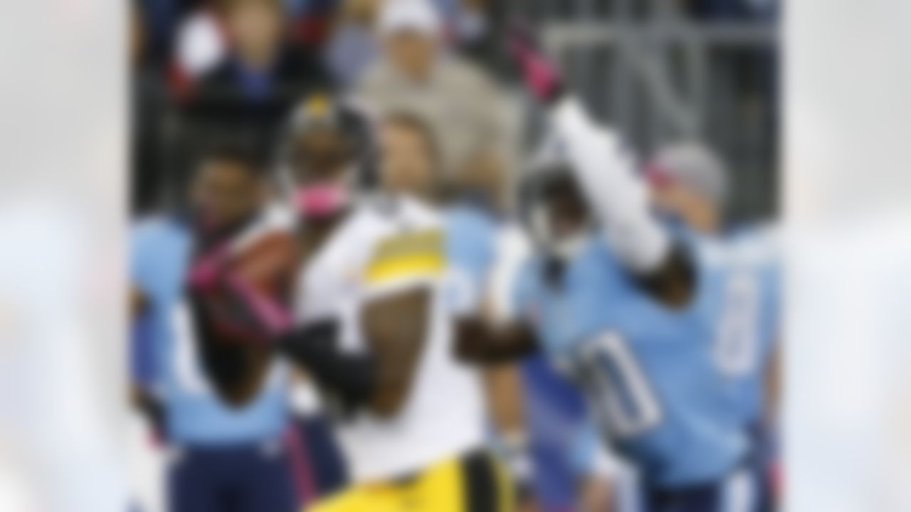 Pittsburgh Steelers wide receiver Mike Wallace (17) hauls in a catch for a touchdown as Tennessee Titans cornerback Jason McCourty defends during the first half of an NFL football game Thursday, Oct. 11, 2012, in Nashville, Tenn. (AP Photo/Joe Howell)