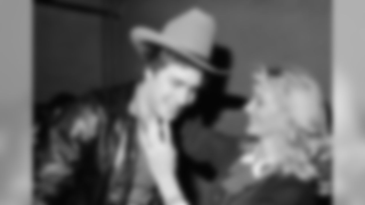 University of Pittsburgh quarterback Dan Marino, left, is presented a western hat by Lori Ogden, Saturday, Dec. 18, 1982, Forth Worth, Texas. Pitt is in Fort Worth practicing for the Cotton Bowl game January 1 against Southern Methodist University. It is a tradition for the Cotton Bowl to present every player with a hat. (AP Photo/Ron Heflin)