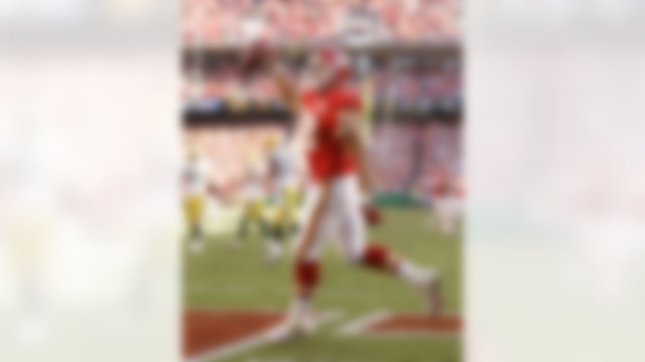 Kansas City Chiefs tight end Tony Gonzalez celebrates after scoring a touchdown during a football game against the Green Bay Packers Sunday, Nov. 4, 2007 in Kansas City, Mo. (AP Photo/Charlie Riedel)