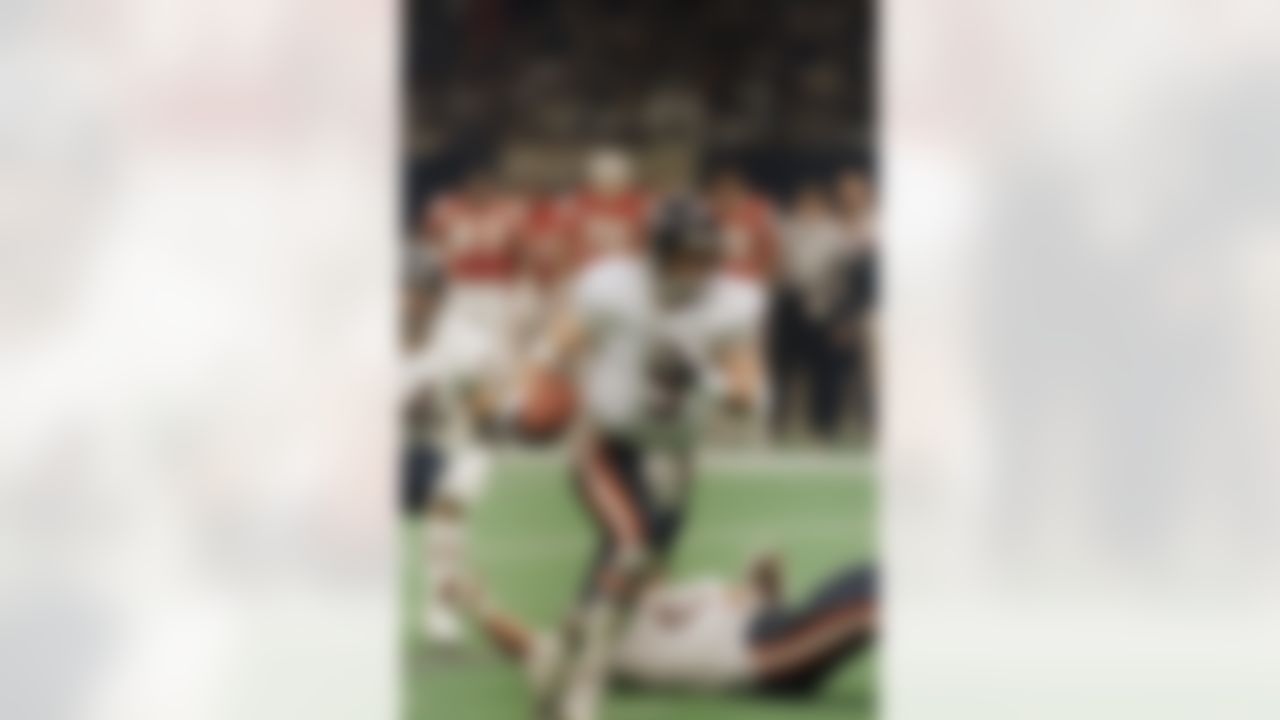 Jim McMahon, Chicago Bears quarterback runs the ball downfield during Super Bowl XX on January 26, 1986 in New Orleans, against the New England. (AP Photo/Ray Stubblebine)