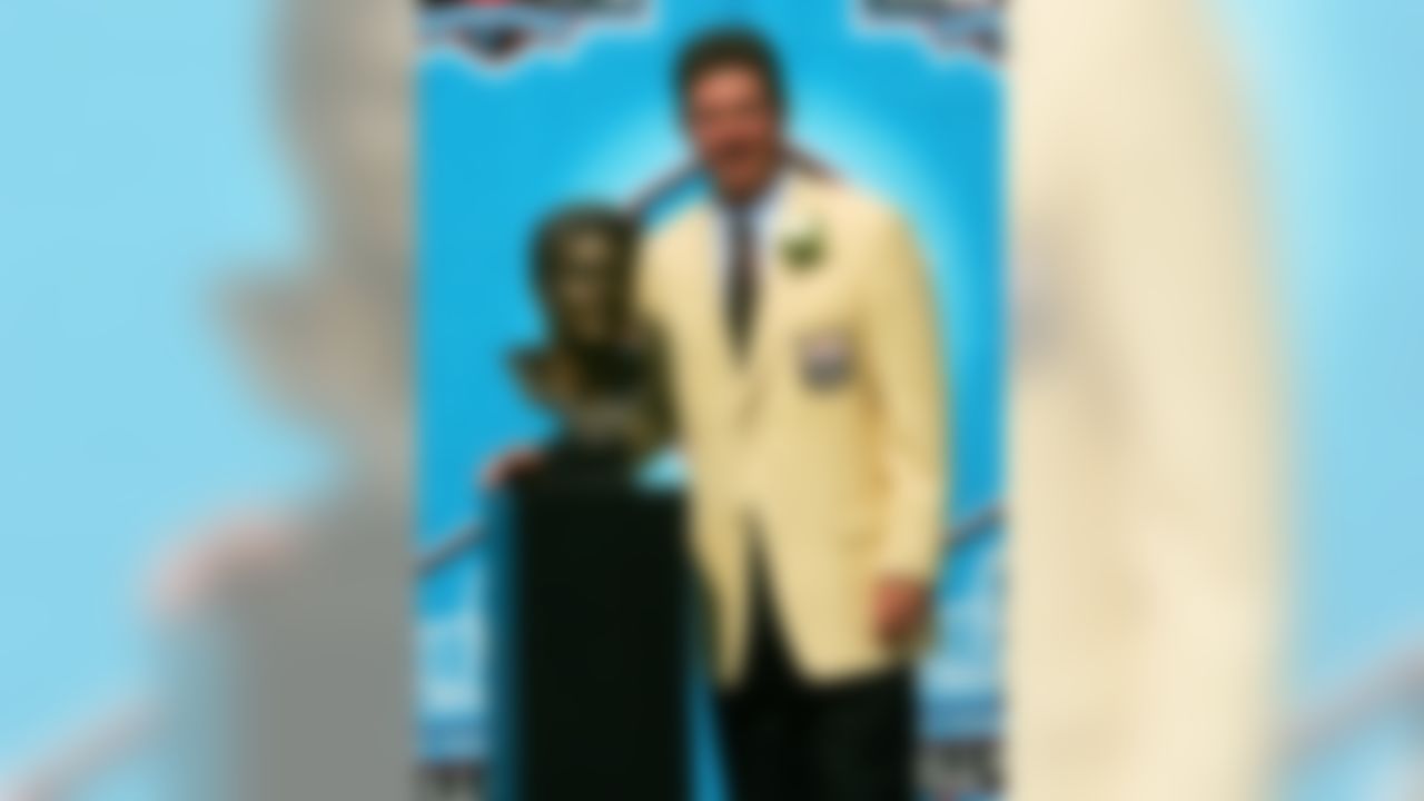 Miami Dolphins quarterback Dan Marino poses with his bust during the 2005 Pro Football Hall of Fame Enshrinement induction ceremonies on 8/7/2005. (Kevin Terrell/NFL)