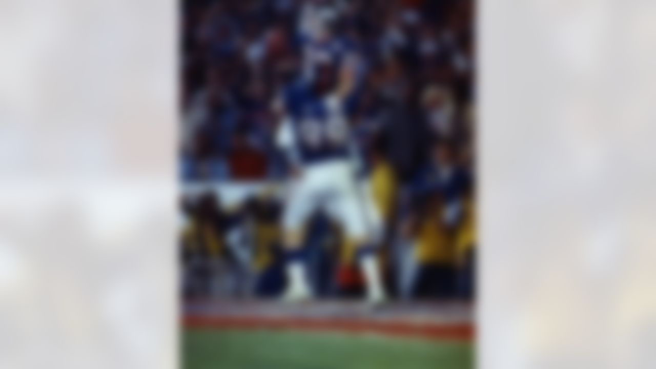 New York Giants wide receiver Phil McConkey (80) celebrates his 6-yard scoring reception that deflected off of tight end Mark Bavaro (89) during a Super Bowl XXI NFL game against the Denver Broncos in Pasadena, on January 25, 1987. The Giants defeated the Broncos 39-20. (National Football League)