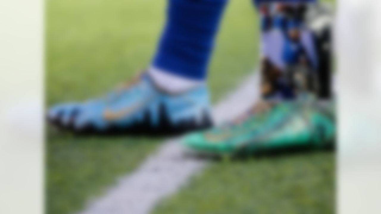 Odell Beckham Jr. wore a special set of Charlie Brown cleats for his warm-ups last week, and this week he chose to wear this pair of green and blue cleats with the New York City skyline and other New York landmarks etched onto the shoe. Beckham has not yet revealed whether these are limited run cleats coming from Nike, or if he paid to have them customized himself.