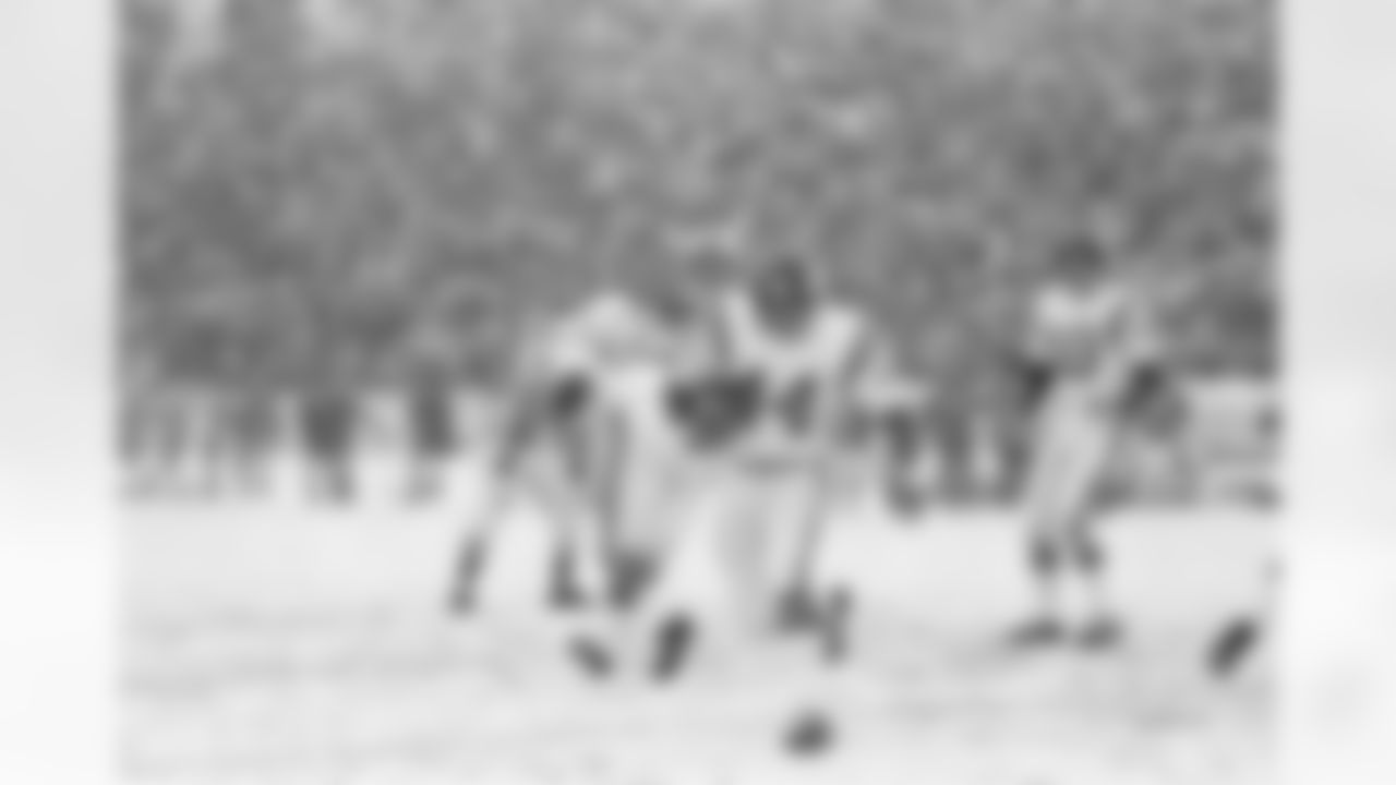 Minnesota Vikings Chuck Foreman (44) is shown in action carrying the ball on the snow-covered field in Minneapolis during game with the San Diego Chargers, 1975. (Associated Press)