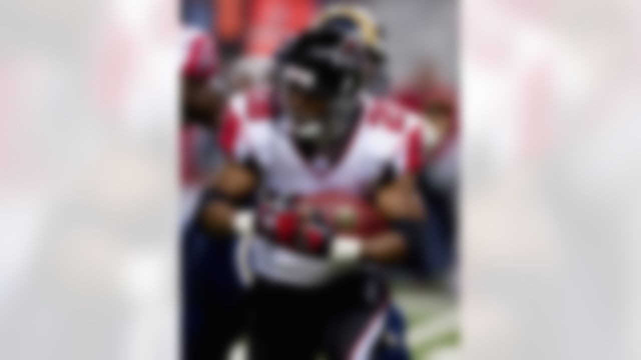ST. LOUIS - DECEMBER 2: Warrick Dunn #28 of the Atlanta Falcons rushes against the St. Louis Rams at the Edward Jones Dome December 2, 2007 in St. Louis, Missouri. The Rams beat the Falcons 28-16. (Photo by Dilip Vishwanat/Getty Images)