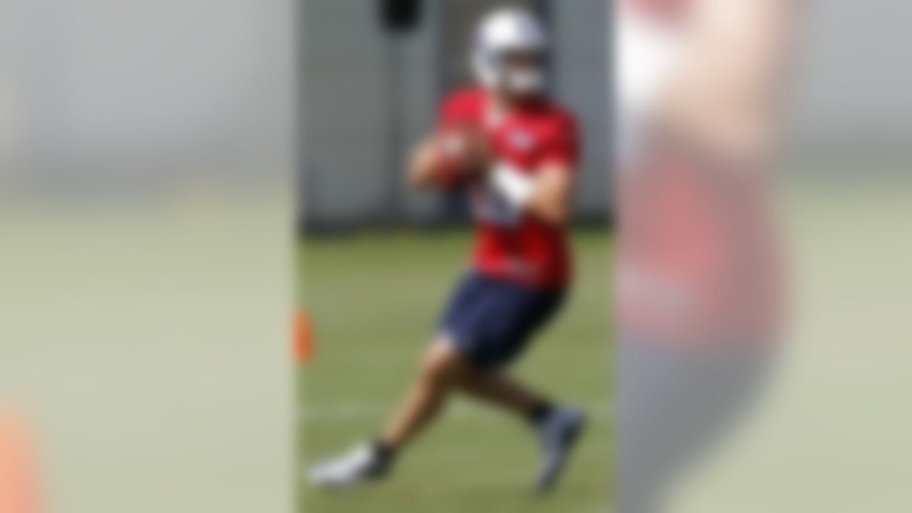 Tennessee Titan quarterback Jake Locker throws to a receiver during NFL football training camp on Saturday, July 28, 2012, Nashville, Tenn. (AP Photo/Wade Payne)