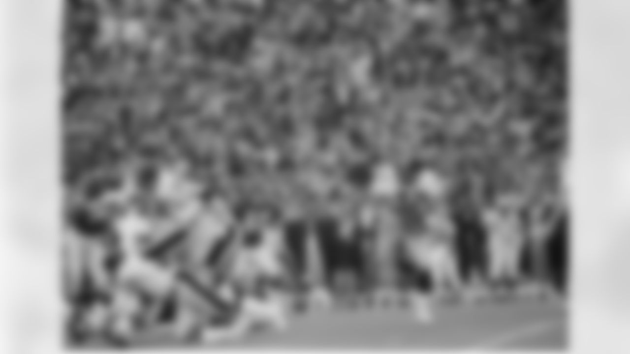 Pittsburgh Steelers' Franco Harris gains yardage on his way to setting a new Super Bowl rushing record during Super Bowl IX against the Minnesota Vikings, Jan. 12, 1975, in New Orleans. Harris gained 159 yards on 34 carries. Steelers won 16-6. (Jack Thornell/Associated Press)