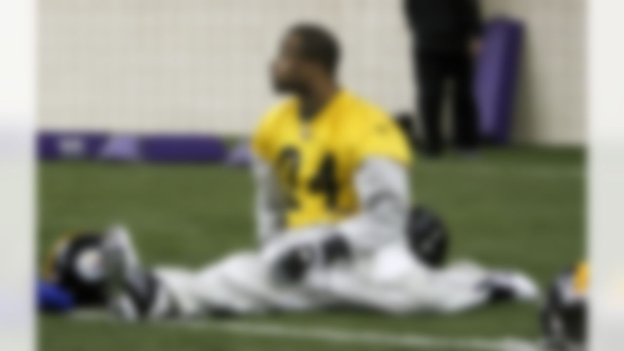 Pittsburgh Steelers cornerback Ike Taylor stretches during practice on Thursday, Feb. 3, 2011, in Fort Worth, Texas. The Steelers will play the Green Bay Packers in NFL football Super Bowl XLV Sunday, Feb. 6. (AP Photo/Mark Humphrey)