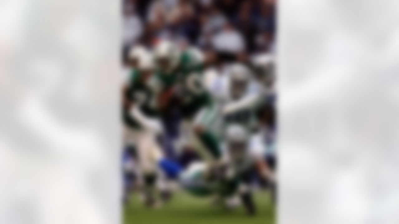 DALLAS - NOVEMBER 22: Running back Thomas Jones #20 of the New York Jets runs the ball against the Dallas Cowboys at Texas Stadium November 22, 2007 in Irving, Texas. (Photo by Ronald Martinez/Getty Images)