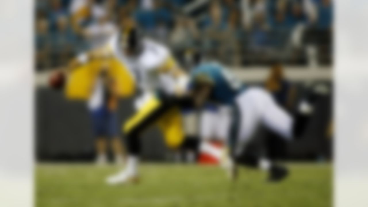 JACKSONVILLE, FL - SEPTEMBER 18: Quarterback Ben Roethlisberger #7 of the Pittsburgh Steelers is sacked by linebacker Pat Thomas #53 of the Jacksonville Jaguars at Alltel Stadium on September 18, 2006 in Jacksonville, Florida. Photo by Getty Images.