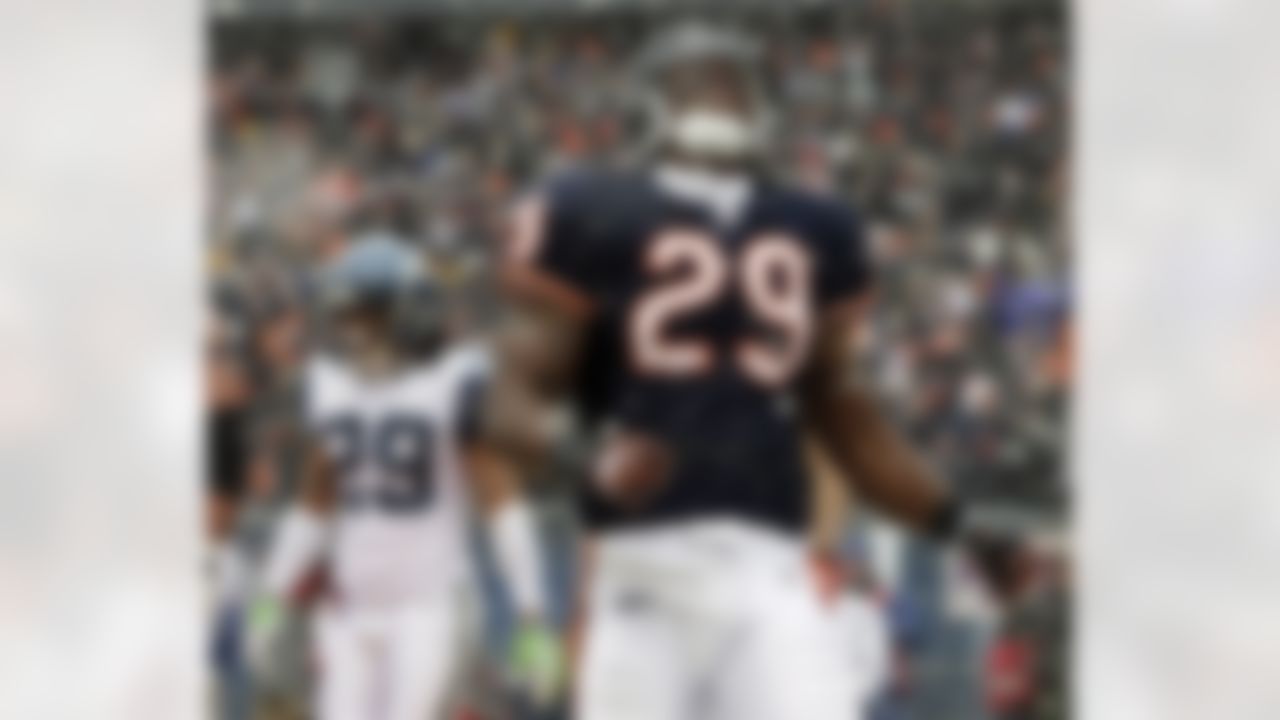 Snow falls as Chicago Bears running back Chester Taylor (29) reacts after rushing for a touchdown against the Seattle Seahawks during the first half an NFL divisional playoff football game Sunday, Jan. 16, 2011, in Chicago. (AP Photo/Nam Y. Huh)
