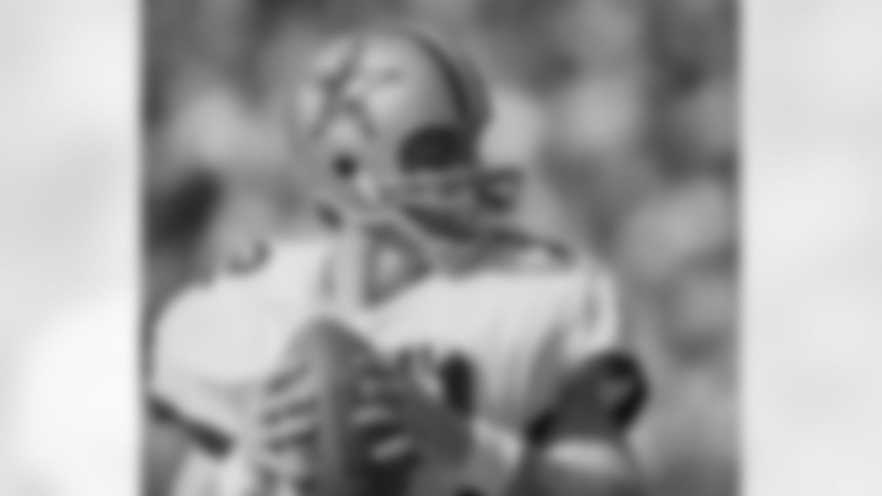 Dallas Cowboys quarterback Roger Staubach looks for an open receiver during Super Bowl X on Jan. 18, 1976 in Miami against the Pittsburgh Steelers. (Associated Press)