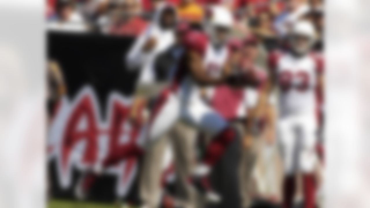 TAMPA, FL - NOVEMBER 4: Wide receiver Larry Fitzgerald #11 of the Arizona Cardinals grabs a sideline pass against the Tampa Bay Buccaneers at the Raymond James Stadium on November 4, 2007 in Tampa, Florida. (Photo by Al Messerschmidt/Getty Images)