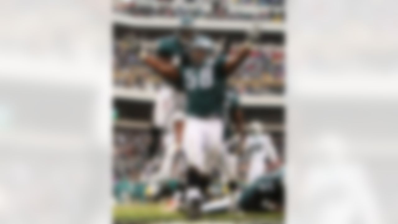 PHILADELPHIA - NOVEMBER 18: Trent Cole #58 and Pago Togafau #52 of the Philadelphia Eagles celebrate a tackle against the Miami Dolphins on November 18, 2007 at Lincoln Financial Field in Philadelphia, Pennsylvania. (Photo by Al Bello/Getty Images)