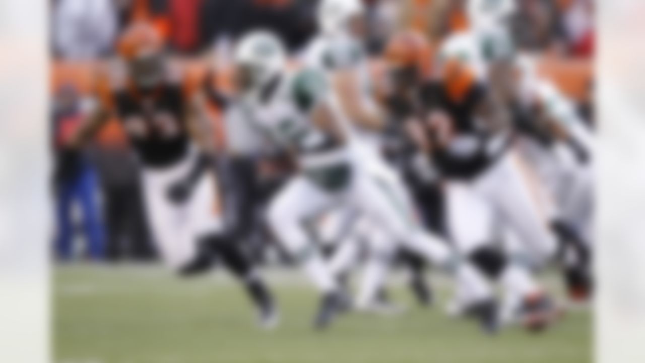 Jets wide receiver Brad Smith runs the ball during the first quarter of the AFC wild-card game against the Cincinnati Bengals on Saturday, January 9, 2010 in Cincinnati. (Joe Robbins / NFL.com)