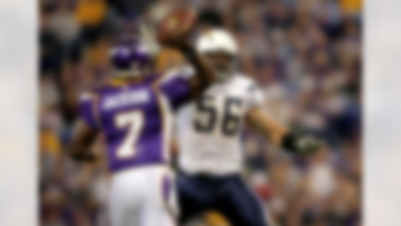 MINNEAPOLIS, MN - NOVEMBER 04: Shawne Merriman #56 of the San Diego Chargers pressures quarterback Tavaris Jackson #7 of the Minnesota Vikings at the Hubert H. Humphrey Metrodome on November 4, 2007 in Minneapolis, Minnesota. (Photo by Doug Pensinger/Getty Images) * Local Caption * Shawne Merriman;Tavaris Jackson