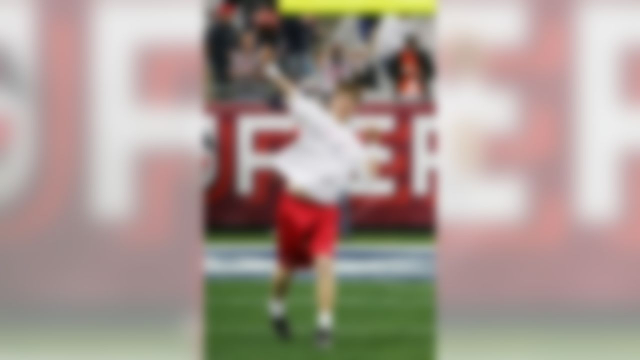 GLENDALE, AZ - FEBRUARY 03:  Giants quarterback Eli Manning of the New York Giants warms-up before taking on the New England Patriots in Super Bowl XLII.  (Photo by Harry How/Getty Images)